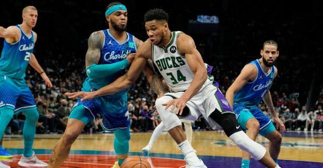 Giannis_Bucks_vs_Hornets_2022_01_09_11_23_41.jpg